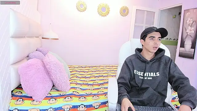 Snapshot of Hottie_Guy chatting on October 2025 05:48:02 PM Hottie Guy online show from October 2025 05:48:02 PM