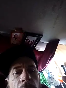 Snapshot of LetMeLiqU chatting on October 2025 10:50:01 PM LetMeLiqU online show from October 2025 10:50:01 PM