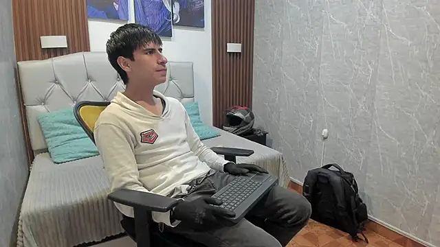 Troy boy19 online show from October 2025 06:41:02 PM