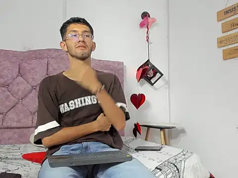 Snapshot of ianthompsoncut chatting on October 2025 11:04:02 PM ianthompsoncut online show from October 2025 11:04:02 PM