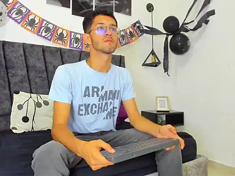 Snapshot of ianthompsoncut chatting on October 2025 03:28:01 AM ianthompsoncut online show from October 2025 03:28:01 AM