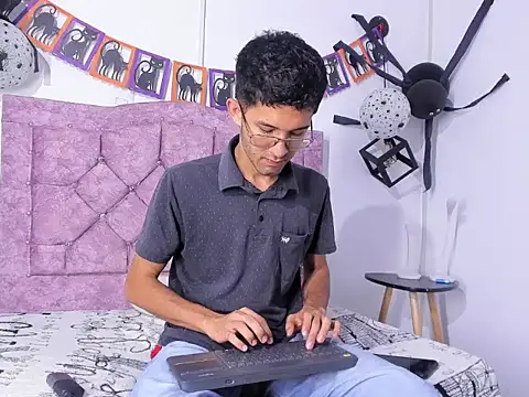 Snapshot of ianthompsoncut chatting on October 2025 08:55:02 PM ianthompsoncut online show from October 2025 08:55:02 PM