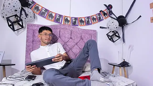 Snapshot of ianthompsoncut chatting on October 2025 10:32:02 PM ianthompsoncut online show from October 2025 10:32:02 PM