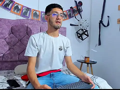 Snapshot of ianthompsoncut chatting on October 2025 02:40:01 PM ianthompsoncut online show from October 2025 02:40:01 PM