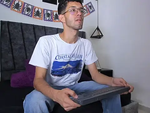 Snapshot of ianthompsoncut chatting on November 2025 08:55:01 PM ianthompsoncut online show from November 2025 08:55:01 PM