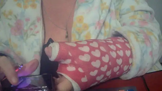 Playful MILF Demi online show from November 2025 07:46:02 PM