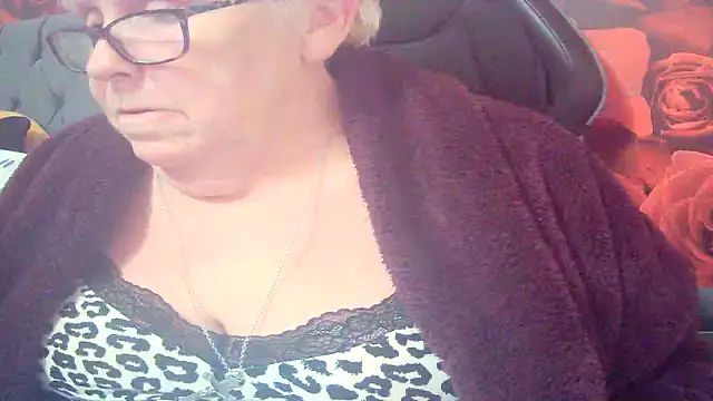 Playful MILF Demi online show from February 2026 11:49:01 PM