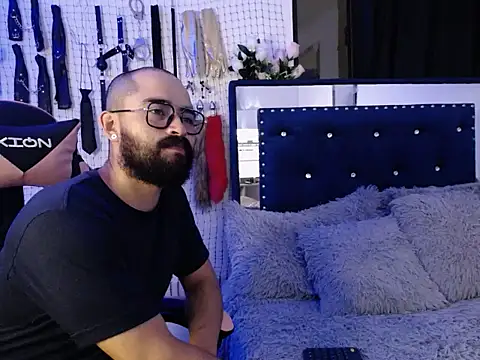 Snapshot of Aron_and_Queen_Annie chatting on November 2025 02:22:01 AM Aron and Queen Annie online show from November 2025 02:22:01 AM