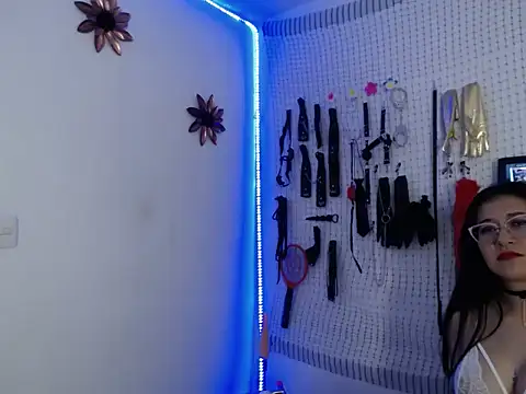 Snapshot of Aron_and_Queen_Annie chatting on December 2025 09:46:02 PM Aron and Queen Annie online show from December 2025 09:46:02 PM