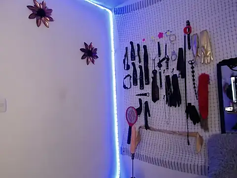 Snapshot of Aron_and_Queen_Annie chatting on December 2025 09:00:01 PM Aron and Queen Annie online show from December 2025 09:00:01 PM