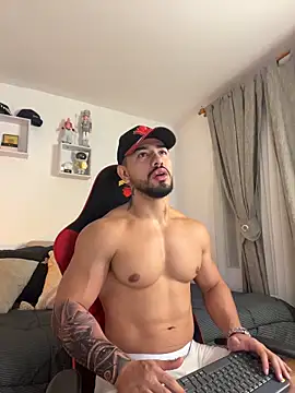 Ezzio Scolaro online show from May 2026 01:44:01 AM