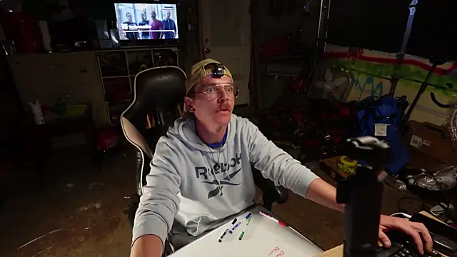 AverageMaleJay online show from November 2025 01:48:02 AM