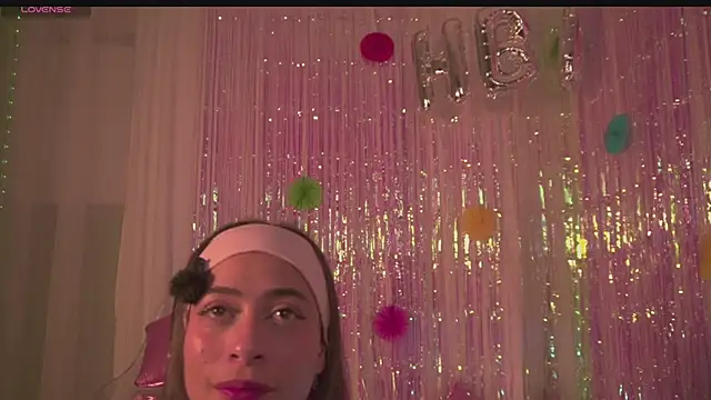 Snapshot of _issy chatting on January 2026 07:32:01 AM issy online show from January 2026 07:32:01 AM