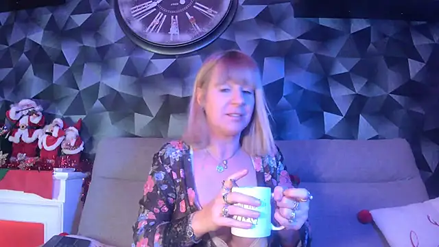 Delichieuse5 online show from December 2024 08:40:01 PM