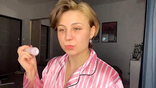 LunaMoonstar online show from November 2025 12:04:02 PM