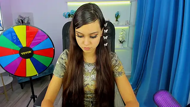 TiffanyYounge online show from November 2025 12:38:02 PM