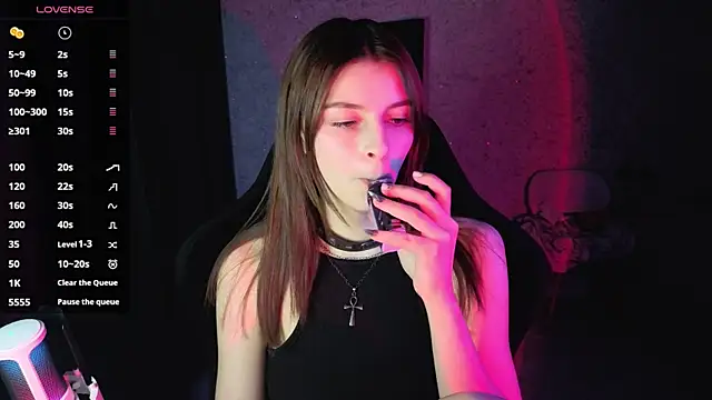 kitti sweett online show from June 2026 08:00:01 PM