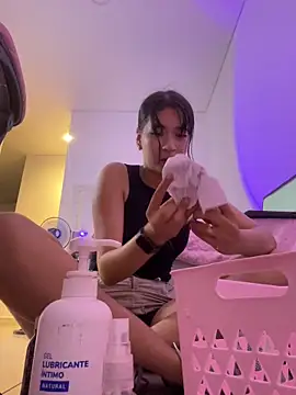 Snapshot of emi_star chatting on December 2025 11:45:02 PM emi star online show from December 2025 11:45:02 PM