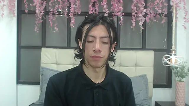 Snapshot of camerongrey chatting on October 2025 02:01:02 AM camerongrey online show from October 2025 02:01:02 AM