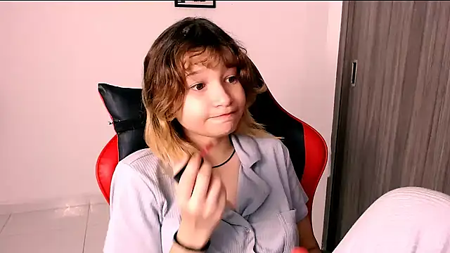 EmuOtori online show from January 2026 12:44:02 PM