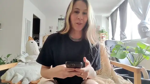 Snapshot of Inked_Snow_Muse chatting on November 2025 04:46:01 PM Inked Snow Muse online show from November 2025 04:46:01 PM