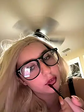 tiffanyxoxo515 online show from October 2025 08:46:02 AM