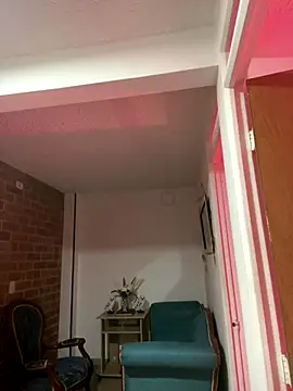 SiaraRealist online show from November 2025 07:56:02 PM