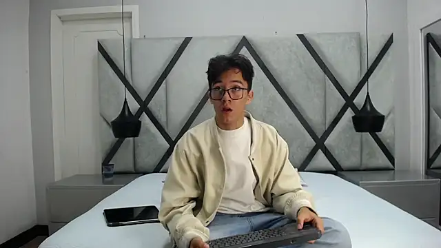 Austin Reeds online show from October 2025 12:39:02 PM