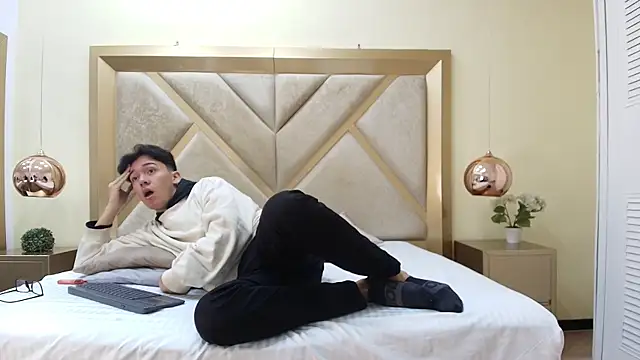 Austin Reeds online show from October 2025 12:28:01 PM