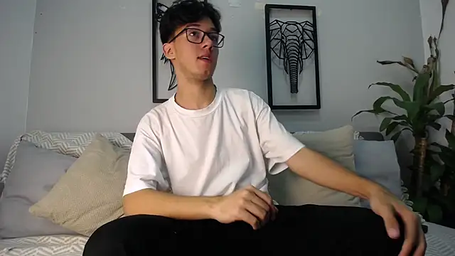 Austin Reeds online show from November 2025 04:07:02 PM