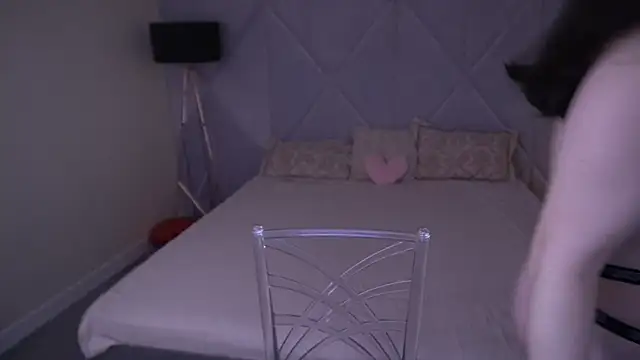 Snapshot of SnowWhiti chatting on April 2026 07:15:01 PM SnowWhiti online show from April 2026 07:15:01 PM