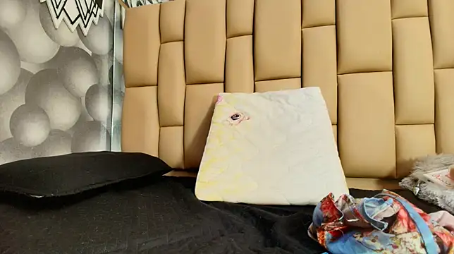 hannah teehn online show from October 2025 07:04:02 PM