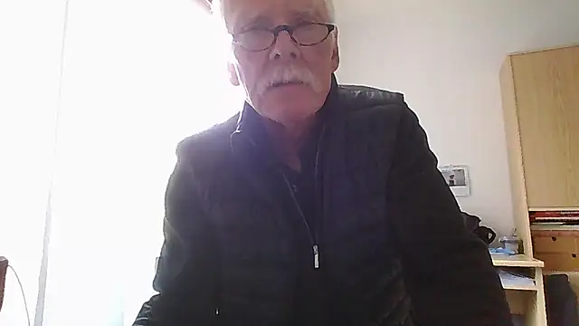 Snapshot of super-snoopy chatting on April 2026 09:52:01 AM super-snoopy online show from April 2026 09:52:01 AM