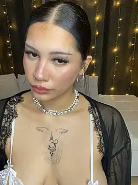 LoraShines online show from May 2026 05:20:02 PM