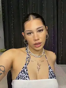 LoraShines online show from May 2026 04:00:01 PM