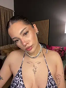LoraShines online show from June 2026 10:51:01 AM