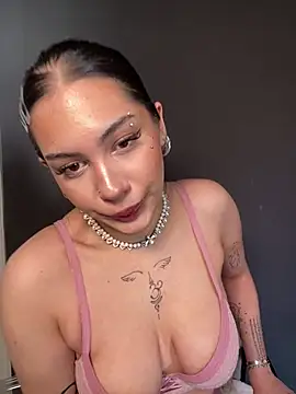 LoraShines online show from July 2026 01:24:02 PM