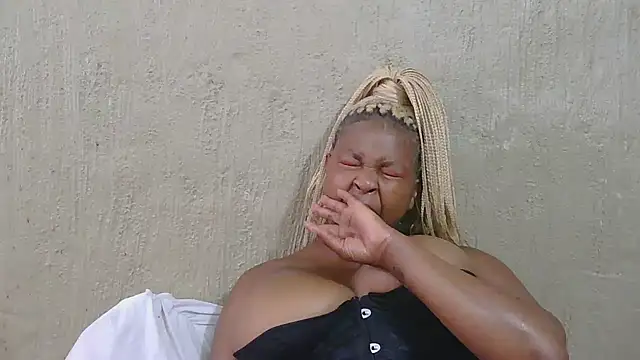 Snapshot of ZuriVixen chatting on October 2025 09:32:02 AM ZuriVixen online show from October 2025 09:32:02 AM