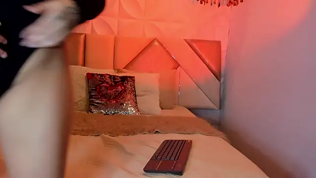 mia lure online show from October 2025 08:00:02 PM