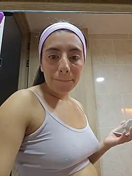 Snapshot of Meganthomson chatting on November 2025 02:32:01 AM Meganthomson online show from November 2025 02:32:01 AM