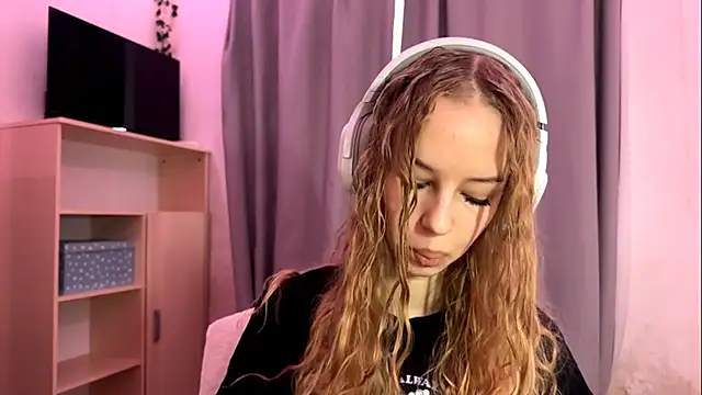 Snapshot of LunaCrave chatting on October 2025 05:18:01 AM LunaCrave online show from October 2025 05:18:01 AM