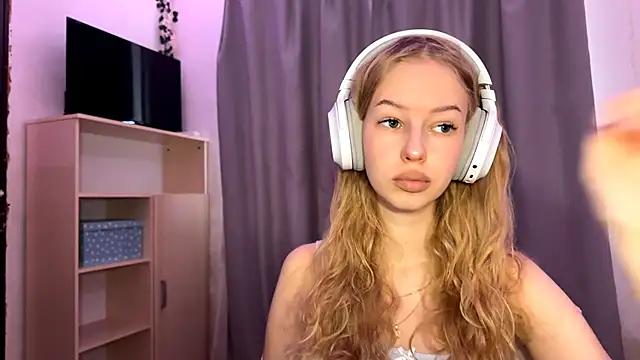 Snapshot of LunaCrave chatting on October 2025 11:11:01 AM LunaCrave online show from October 2025 11:11:01 AM