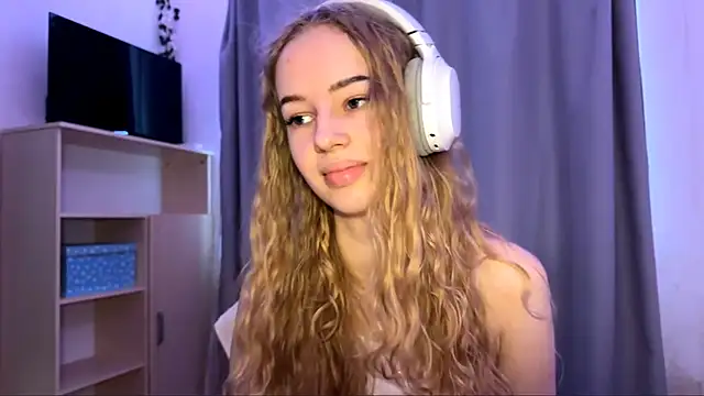 Snapshot of LunaCrave chatting on October 2025 09:42:02 AM LunaCrave online show from October 2025 09:42:02 AM