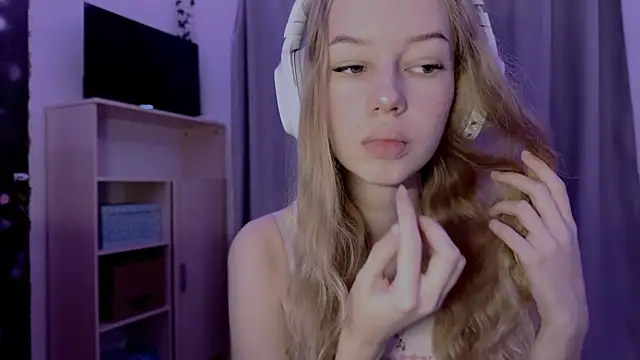 Snapshot of LunaCrave chatting on October 2025 04:05:02 AM LunaCrave online show from October 2025 04:05:02 AM