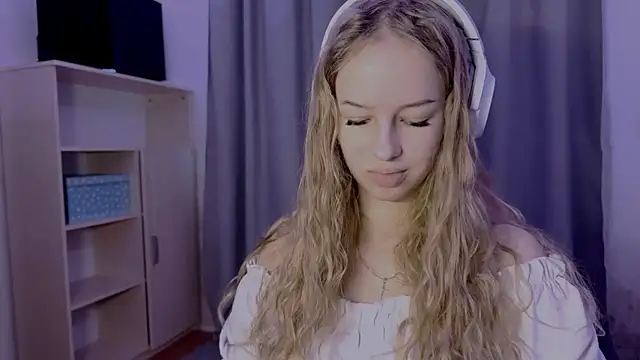 Snapshot of LunaCrave chatting on October 2025 12:06:02 PM LunaCrave online show from October 2025 12:06:02 PM