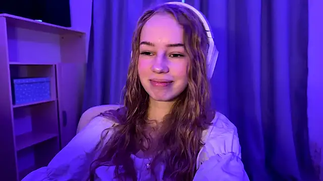 Snapshot of LunaCrave chatting on October 2025 06:25:01 AM LunaCrave online show from October 2025 06:25:01 AM