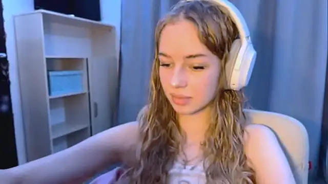 Snapshot of LunaCrave chatting on November 2025 11:20:01 AM LunaCrave online show from November 2025 11:20:01 AM