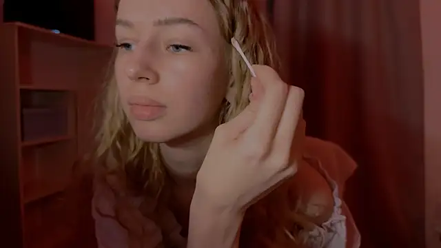 Snapshot of LunaCrave chatting on November 2025 02:16:02 PM LunaCrave online show from November 2025 02:16:02 PM