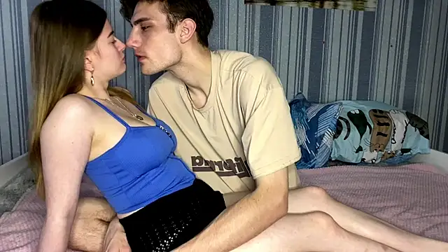 Snapshot of EmiliaCouple chatting on November 2025 12:33:02 PM EmiliaCouple online show from November 2025 12:33:02 PM