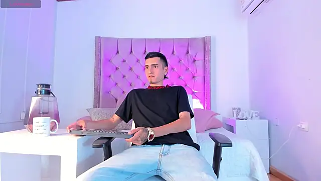 Snapshot of Ethan_Boy_ chatting on October 2025 09:37:02 PM Ethan Boy online show from October 2025 09:37:02 PM